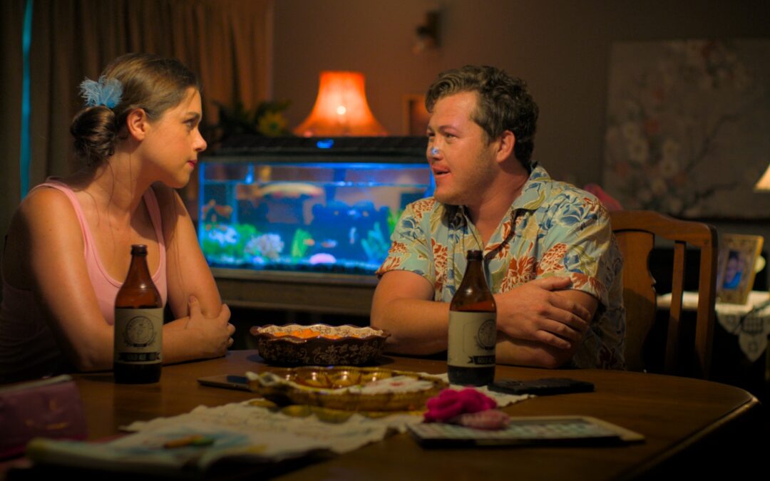 Kaalgat Karel – Schalk Bezuidenhout en Tracey-Lee Oliver wys méér in Kaalgat Karel