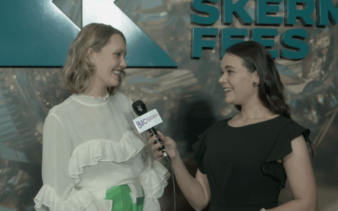 Dee Theart gesels met die akteurs en span van Som van Twee