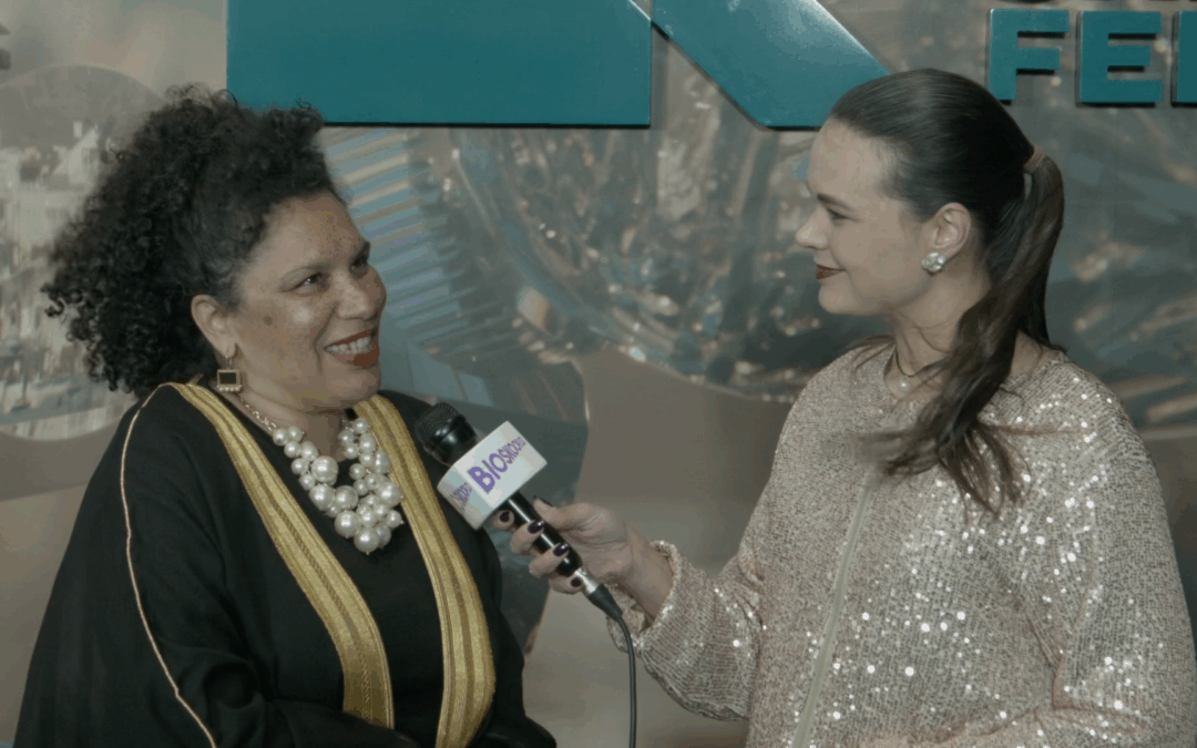 Dee Theart gesels met die rolverdeling en span van Hier. Na